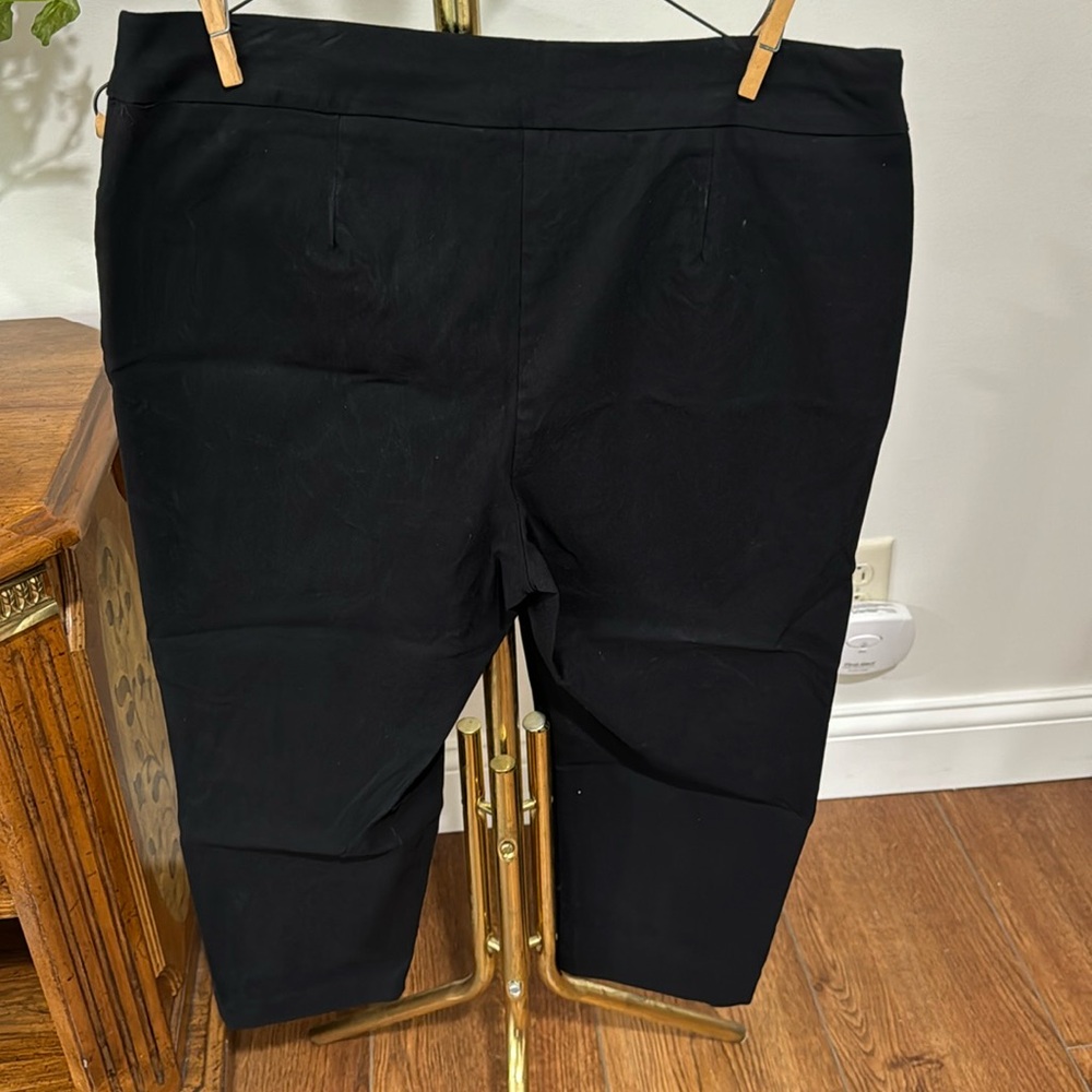 Chico’s sz 1.5 black pull on capris
